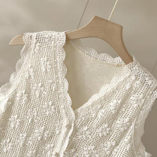 「自」全新升级【铂金会员220/天猫299/差价79】(65300)洛诗琳V领镂空蕾丝衫2025秋季新款设计感钩花显瘦打底背心 商品图1