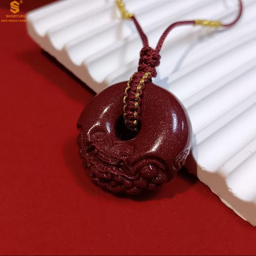 【品牌授权】【香港周六福】黄金钻石首饰 天然原矿朱砂微雕麒麟平安扣吊坠 商品图0