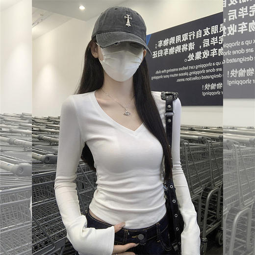 西遇修身打底衫女秋季新款纯色显瘦v领内搭正肩长袖t恤SS051680 商品图4