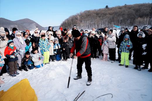 【2026寒假 | 魔幻长白山6天5晚亲子营】从长白山穿越到边境小首尔延吉！荒野猎人“实弹”狩猎，雪地摩托，不冻河雾凇漂流，冬捕冰钓，解锁20+冰雪玩法！第二波早鸟减1100/人，优惠11.19截止 商品图3
