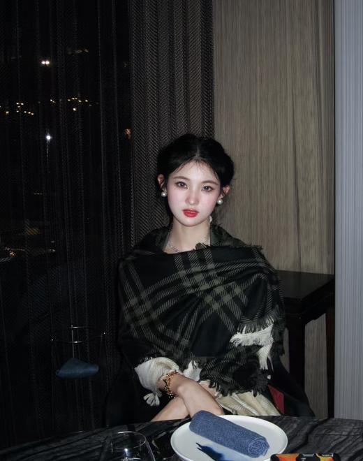 B家羊绒羊毛桑蚕丝混纺格子拉毛围巾 商品图9