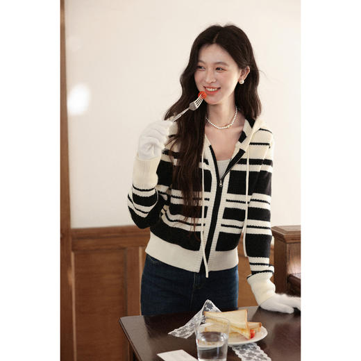 鹿向南「邮差日记」黑色条纹连帽长袖毛衣女秋季宽松慵懒感外套L58805 商品图1