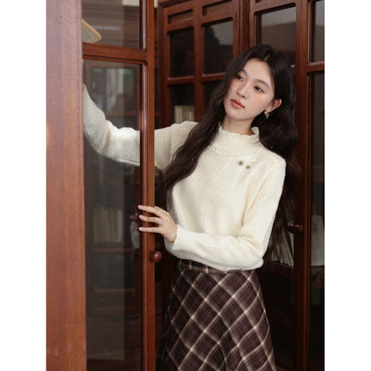 鹿向南「腔调雍容」半高领杏色毛衣秋季新款休闲女款长袖打底上衣 商品图0