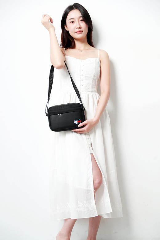 大货刚走，是很好看的相机包。长肩带拉链小标刺绣单肩包C101768 商品图0