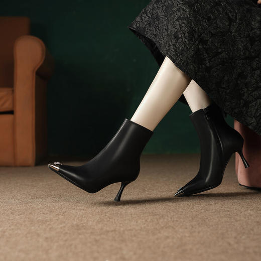 【预售5天】柔软舒适头层水染牛皮尖头短靴女细跟名媛蝴蝶钻金属头高跟时装靴DS&1299 商品图2