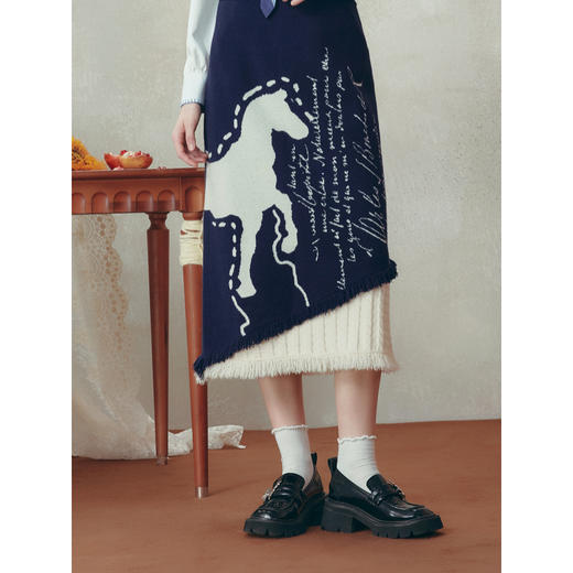 两三事梵高文艺舞茶小调2025冬季新款拼色流苏下摆花色针织半身裙 商品图3