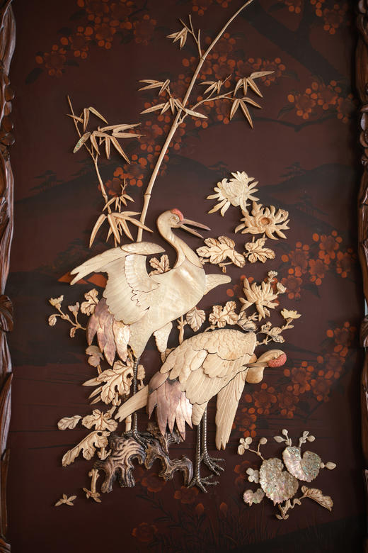 【已售】独角鹿西洋古董19世纪末20世纪初日本明治时期出品繁花飞鸟纹木雕边框嵌红漆地竹菊鹤群主题芝山镶嵌挂屏一对 商品图8