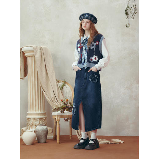 两三事 始见秋朝 2025冬季新款复古做旧毛边花朵牛仔开叉半身裙 商品图2