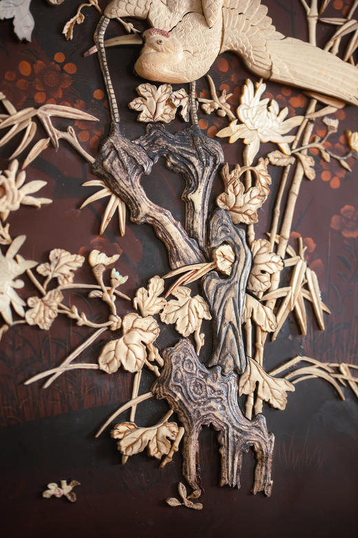 【已售】独角鹿西洋古董19世纪末20世纪初日本明治时期出品繁花飞鸟纹木雕边框嵌红漆地竹菊鹤群主题芝山镶嵌挂屏一对 商品图7