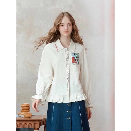 两三事追风日记2025冬季新款文艺风荷叶边下摆刺绣门襟印花衬衫女 商品图1