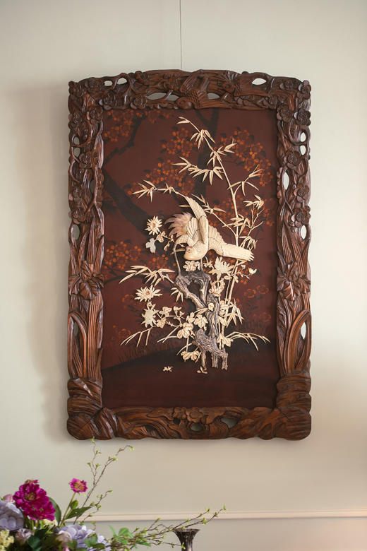【已售】独角鹿西洋古董19世纪末20世纪初日本明治时期出品繁花飞鸟纹木雕边框嵌红漆地竹菊鹤群主题芝山镶嵌挂屏一对 商品图2