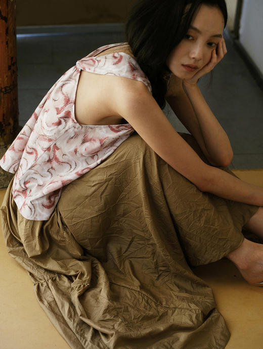 [特价] 月牙晕染 柔雾天丝棉 抽象印花不对称扭结A字型上衣 商品图0