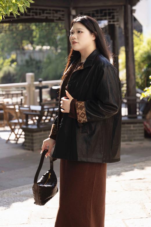 10天左右发货【皮衣 咖色&黑色】黑色附赠腰带，咖色附赠包包。花姐朋友出口俄罗斯款货源，高性价比款，环保蛋白皮，质感满分，光泽度佳~超柔软休闲夹克，皮衣外套秋装~ 商品图6