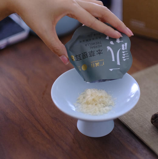 药食同源，姚淑先本草有机银耳一朵鲜耳仅萃6g精华，36倍高泡发率，吸收12种草本精华，免洗免泡发，60天自然生长，吸收本草精华，保留银耳原始的味道，银耳多糖达到48%。 商品图0