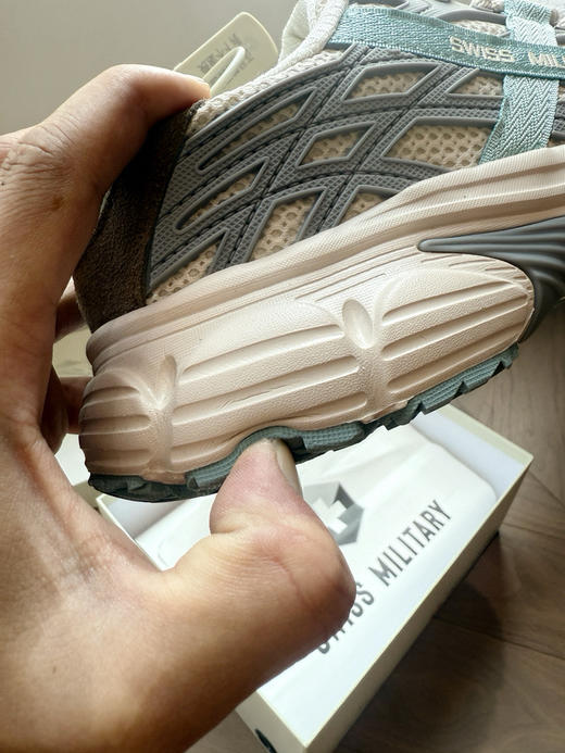 瑞士男女运动鞋 商品图3