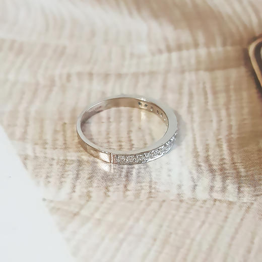 【天然正品】AU750白金简约时尚排镶0.133克拉钻石戒指6号（戒圈可改）女士081025TJ11现售价：1580特价 商品图3