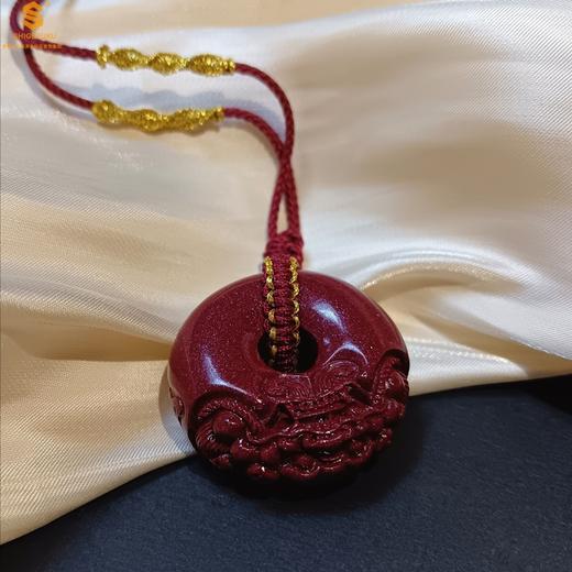 【品牌授权】【香港周六福】黄金钻石首饰 天然原矿朱砂微雕麒麟平安扣吊坠 商品图3