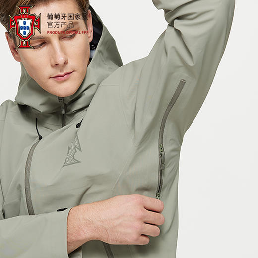 【官方正版】葡萄牙国家队 | 灰绿冲锋衣多功能户外运动外套 商品图3