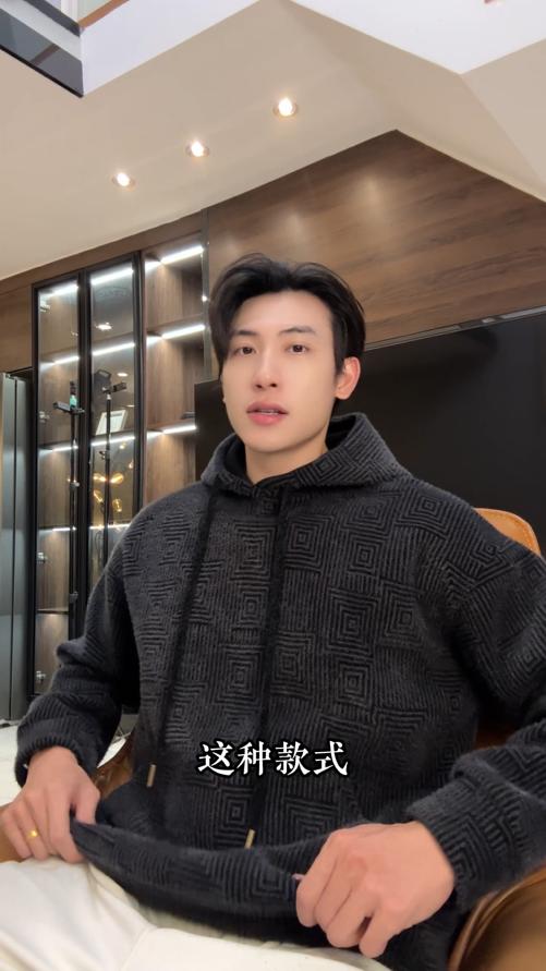 WY1154SDSA男士秋冬新款痞帅男装潮牌绒毛几何方块暗纹提花抽绳连帽卫衣 商品图0