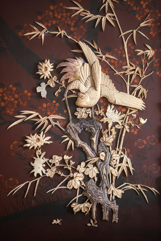 【已售】独角鹿西洋古董19世纪末20世纪初日本明治时期出品繁花飞鸟纹木雕边框嵌红漆地竹菊鹤群主题芝山镶嵌挂屏一对 商品图6