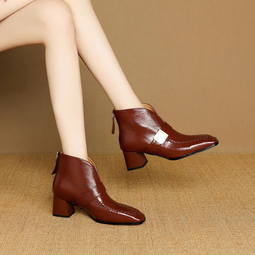 【预售5天】法式及踝靴秋冬新款欧美方头V口短靴粗跟金属扣加绒时装靴女NJMK&K1803 商品图2