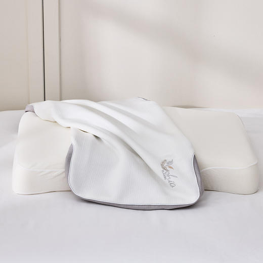 多喜爱 生物零压舒睡枕（雅灰/柔粉）【生物基零度绵】【0压舒睡】【M型曲线设计】【100D高密度】内外双枕套 精美手提箱 商品图4