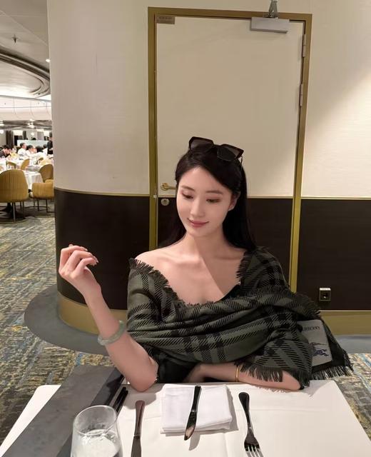 B家羊绒羊毛桑蚕丝混纺格子拉毛围巾 商品图8