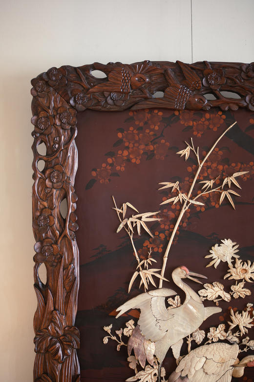 【已售】独角鹿西洋古董19世纪末20世纪初日本明治时期出品繁花飞鸟纹木雕边框嵌红漆地竹菊鹤群主题芝山镶嵌挂屏一对 商品图4