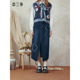 两三事 始见秋朝 2025冬季新款复古做旧毛边花朵牛仔开叉半身裙