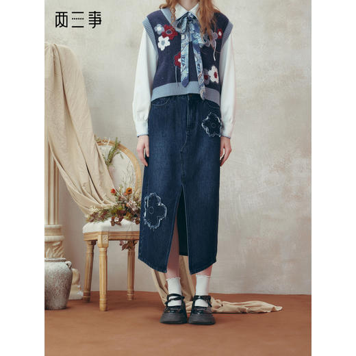 两三事 始见秋朝 2025冬季新款复古做旧毛边花朵牛仔开叉半身裙 商品图0