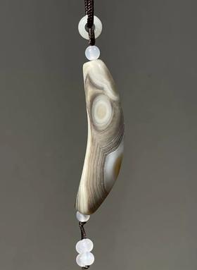 灰白地黑线老缠丝玛瑙牛角型珠，顺丰包邮