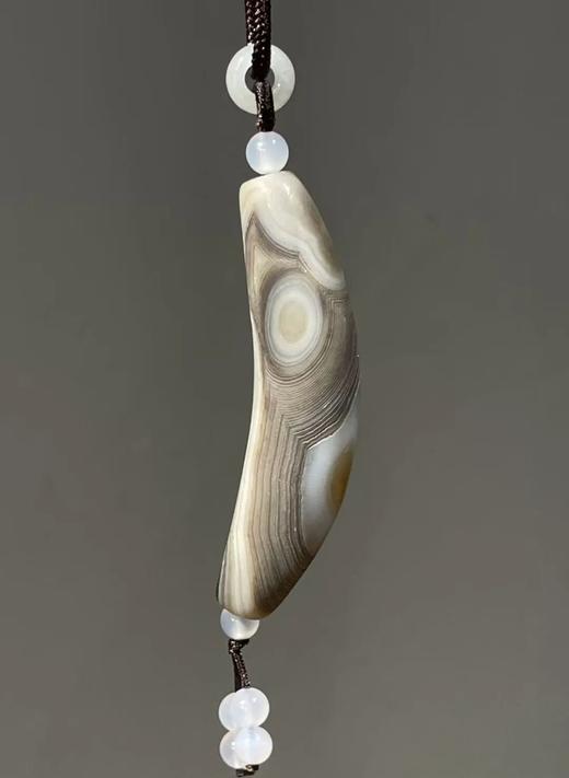 灰白地黑线老缠丝玛瑙牛角型珠，顺丰包邮 商品图0