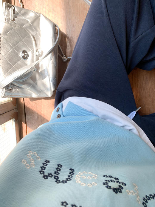 【179元任选2件】最后一波现货！蓝色刺绣无帽圆领套头卫衣 商品图6