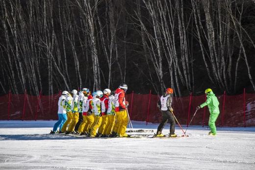 【滑雪营5号】崇礼多乐美地,人少不排队,安全高配比1:2,住雪场酒店出门上雪,初中高级全适用|6~15岁单飞 商品图1