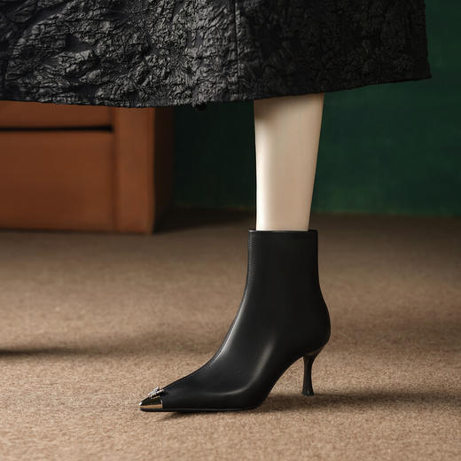 【预售5天】柔软舒适头层水染牛皮尖头短靴女细跟名媛蝴蝶钻金属头高跟时装靴DS&1299 商品图1