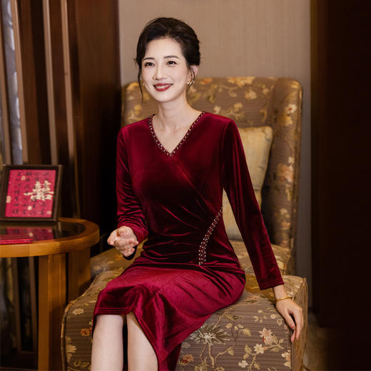 TQ 1234丝绒腰钻V领金丝绒妈妈连衣裙 商品图2