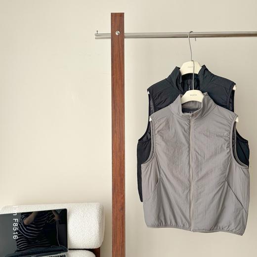 老米优品🎈3-5天发！内夹100%羊毛《轻量化羊毛水波纹立领男士云绒暖马甲 》专为20℃温差场景设计，轻量保暖！WT251018A 商品图1