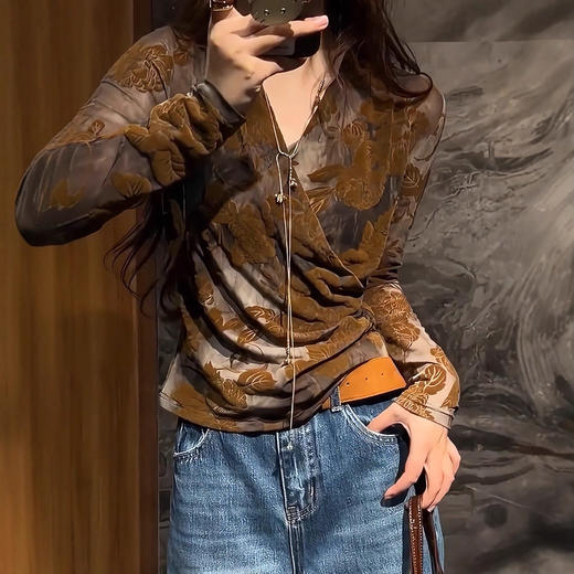 XMZ1289 2025新款秋季时尚洋气百搭显瘦长袖上衣高级感针织衫咖色网纱V领 商品图2