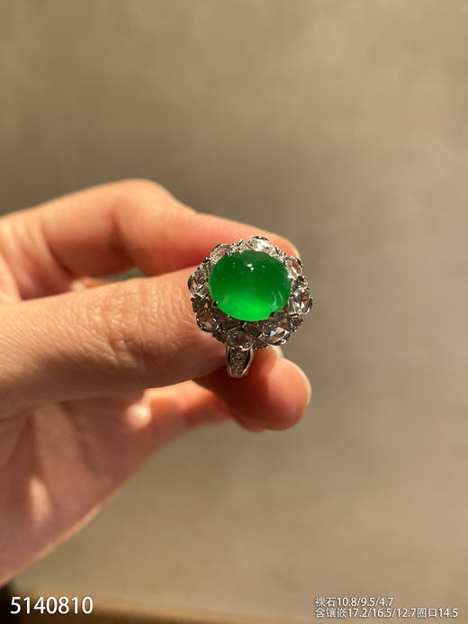 高冰近玻璃种阳艳绿蛋面戒指【5140810】具体价格微信咨询 商品图1