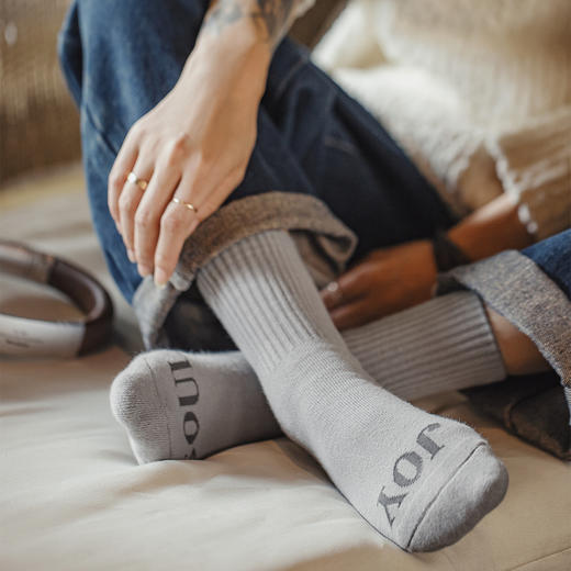 马登女装字母爱心中筒无骨袜女可爱竖条粗针运动防臭保暖长袜秋冬 商品图2