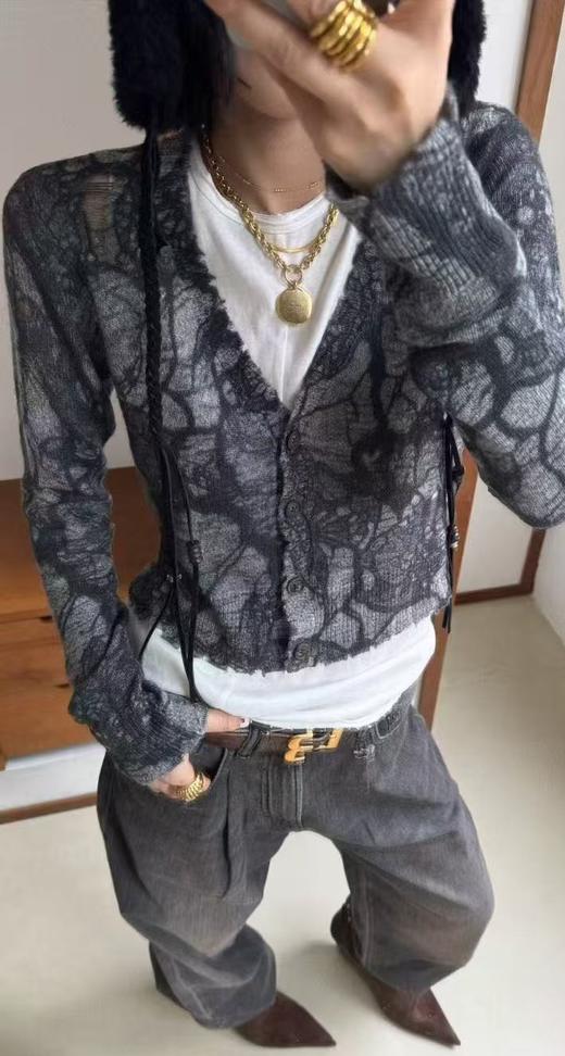 女款V领针织开衫 商品图3