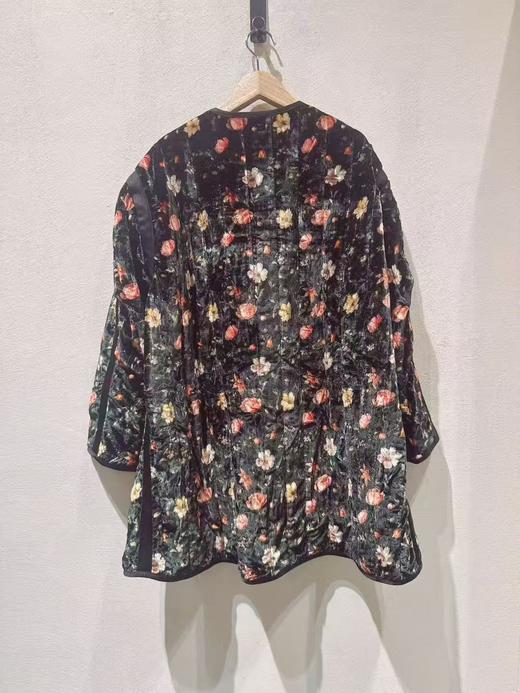 女款花卉圆领系扣外套 商品图1