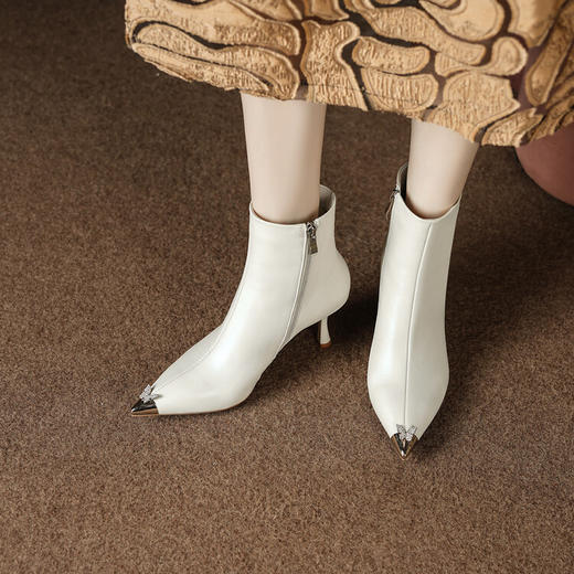 【预售5天】柔软舒适头层水染牛皮尖头短靴女细跟名媛蝴蝶钻金属头高跟时装靴DS&1299 商品图4