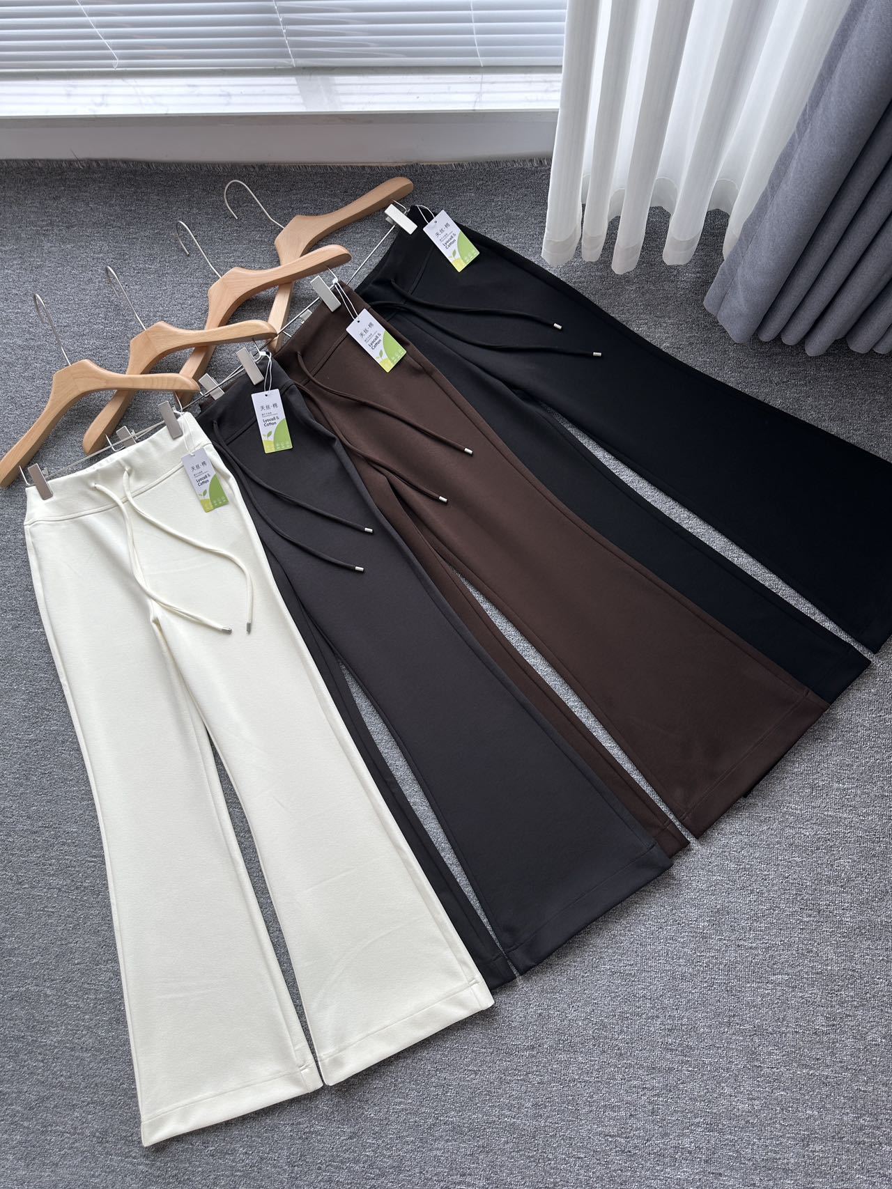 巨好穿高腰微喇神仙裤！塑形能手！小翘臀警告！✅弹力面料+高腰段稳固收腹，勾勒腰臀曲线 ✅适配所有腿型，一秒穿出大长腿！提臀+高腰收腹+显瘦+显腿直，多位一体！