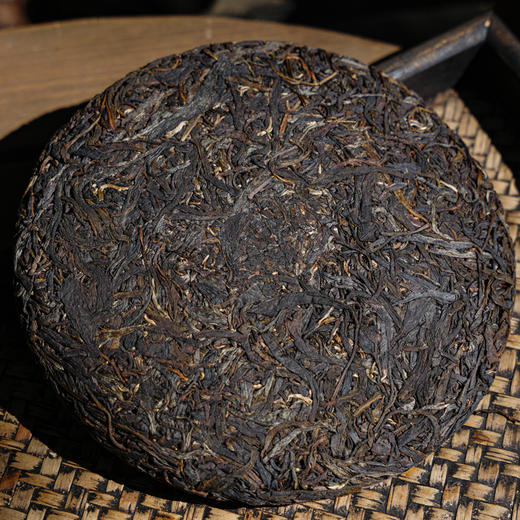 封存的最后20饼全部拿出来分享【闭眼要抢的好茶】【台商定制】2019年四大茶区之最易武倚邦头春古树纯料压制；弯弯市面售价1300元/饼；357g/饼；5饼/提 商品图1