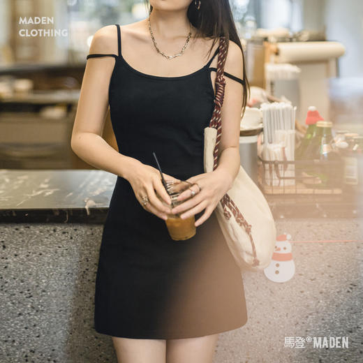 马登夏日纯欲赫本风吊带包臀小黑裙修身露肩背无袖背心连衣裙女 商品图0