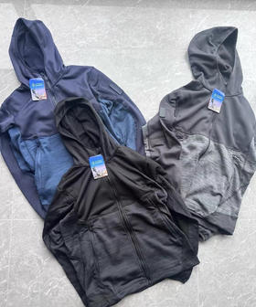 全新银泰撤柜国内小众品牌男士运动户外速干弹力拉链款连帽款抓绒衣，三个色
尺码M-XXL