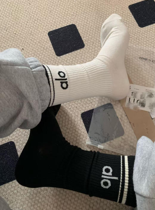 代购💰380/双！袜届新晋人气王来了🔥Jisoo同款ALO袜子合集！外贸工厂订单一体机工艺，抑菌防臭 ✅超多颜色可选，适配各种穿搭风格 ✅薄款/厚款都有，承包你一年四季的袜子！36~42码 商品图1