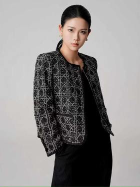 衣橱的定海神针｜这件黑色小香，诠释何为「静奢美」