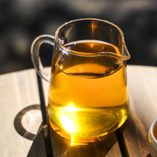 封存的最后20饼全部拿出来分享【闭眼要抢的好茶】【台商定制】2019年四大茶区之最易武倚邦头春古树纯料压制；弯弯市面售价1300元/饼；357g/饼；5饼/提 商品图4